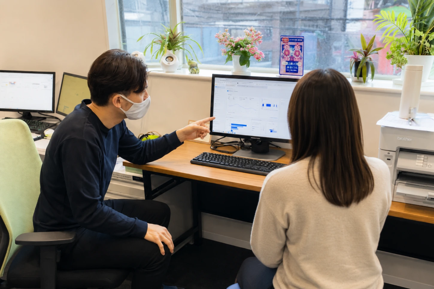 画面を見ながら、スタッフと仕事の進め方を相談する利用者