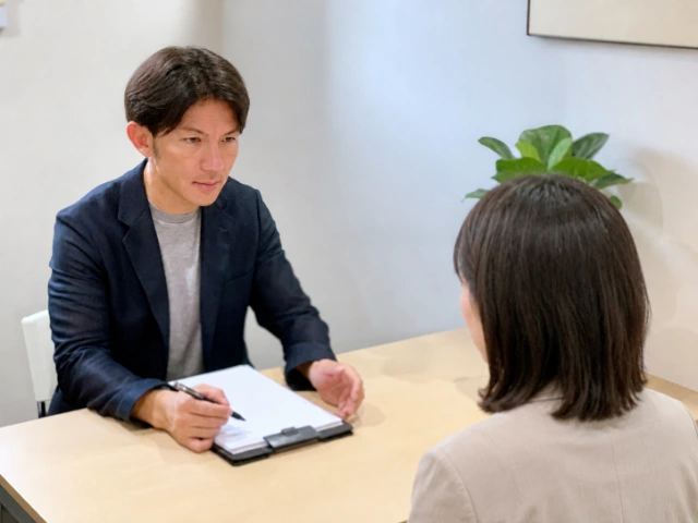 事業所でスタッフと面接を行う様子