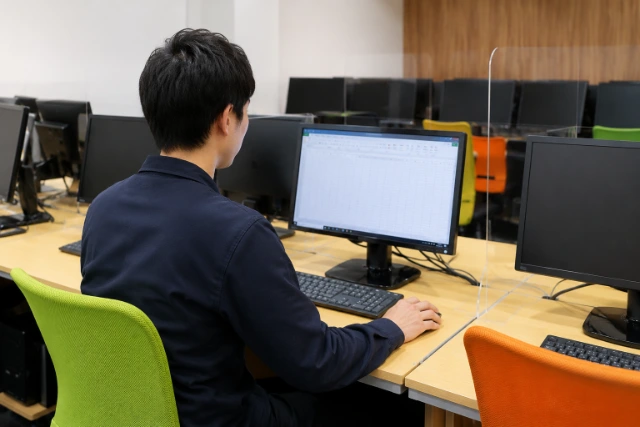 事業所のパソコンで仕事を始める利用者の様子