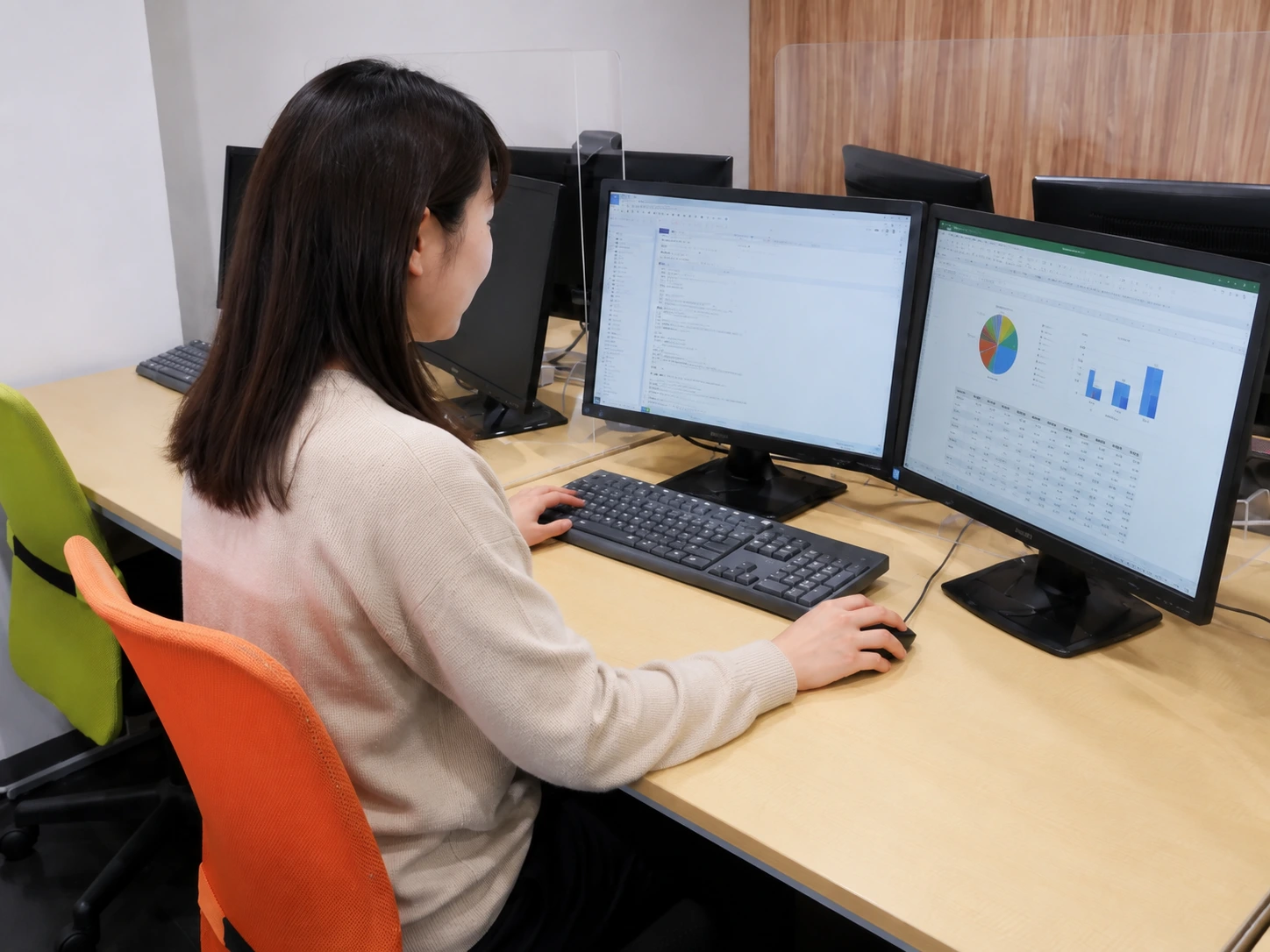 ぎふ就労支援センターでデュアルモニターを使って作業する利用者