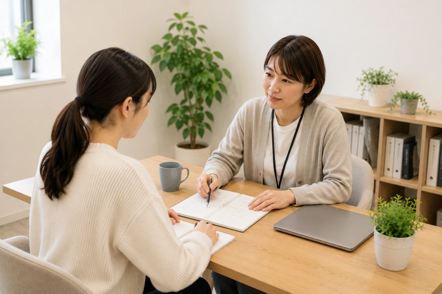 職員と落ち着いて相談している場面
