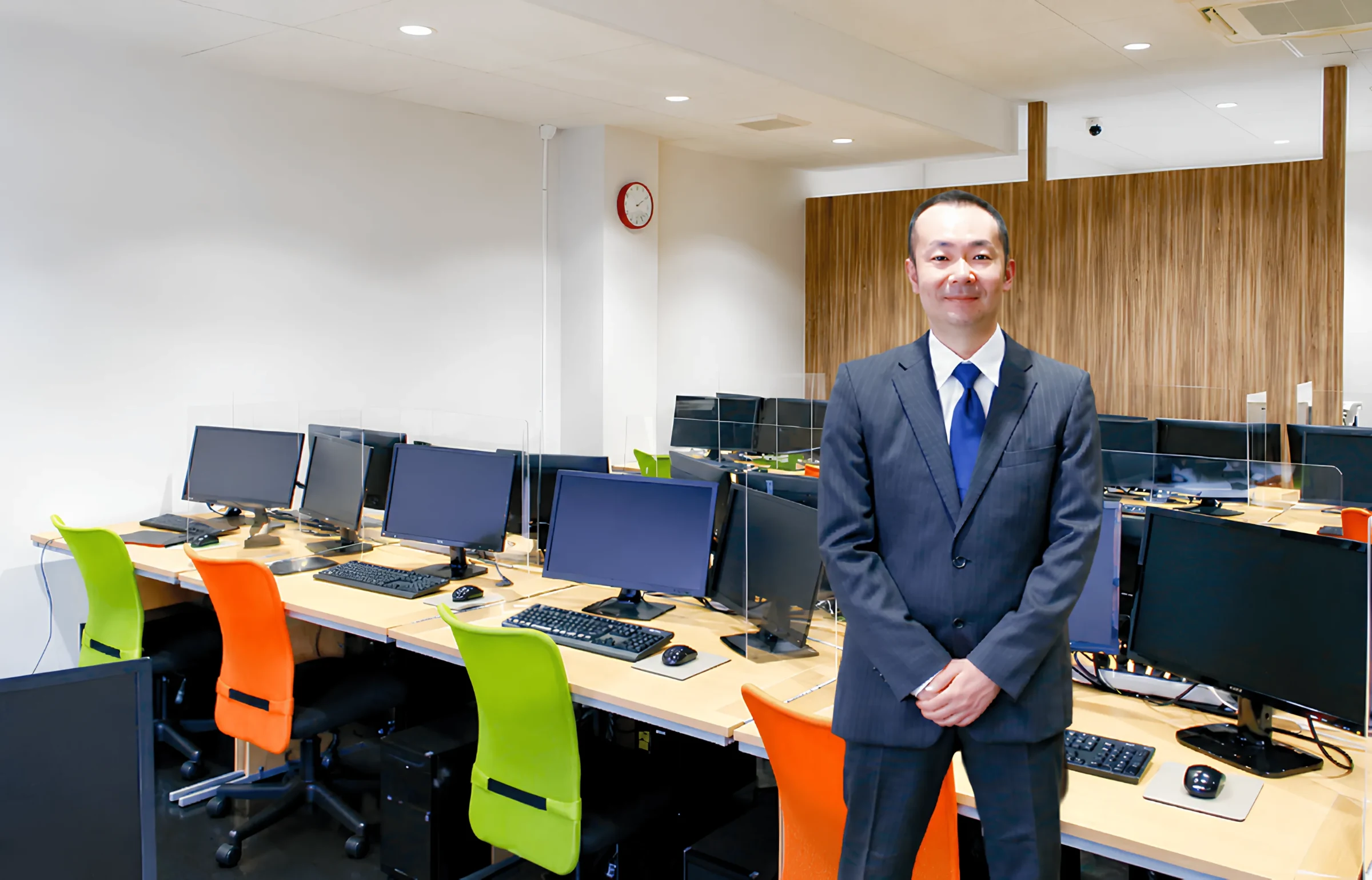 ぎふ就労支援センターの代表者が事業所内で来訪者を迎える様子